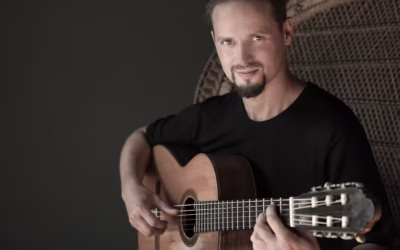 Mateo Martínez Zuviria, Sänger und Gitarrist läßt die musikalische Vielfalt Lateinamerikas lebendig werden.